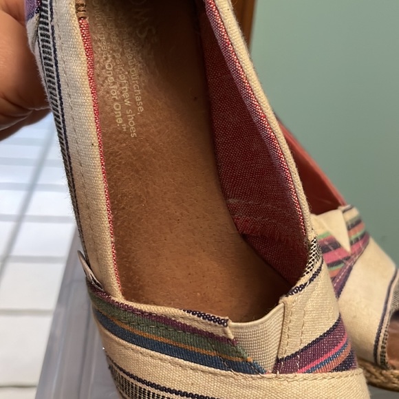 Multi color shoe, size 7W - Picture 5 of 8